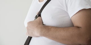 What are the symptoms of gynecomastia